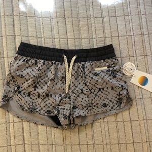 Vuori clementine shorts. Size small. Gray.
